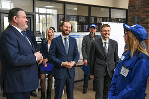 Врио Губернатора Виталий Королев и Министр труда и соцзащиты РФ Антон Котяков в ходе визита в Центр «Мой бизнес» Тверской области посетили «Фабрику процессов»